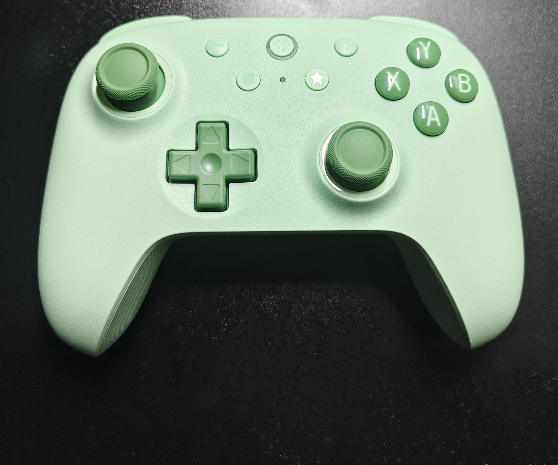 Светло-зелёный геймпад 8BitDo Ultimate 2C с тёмно-зелёными кнопками и асимметричными стиками