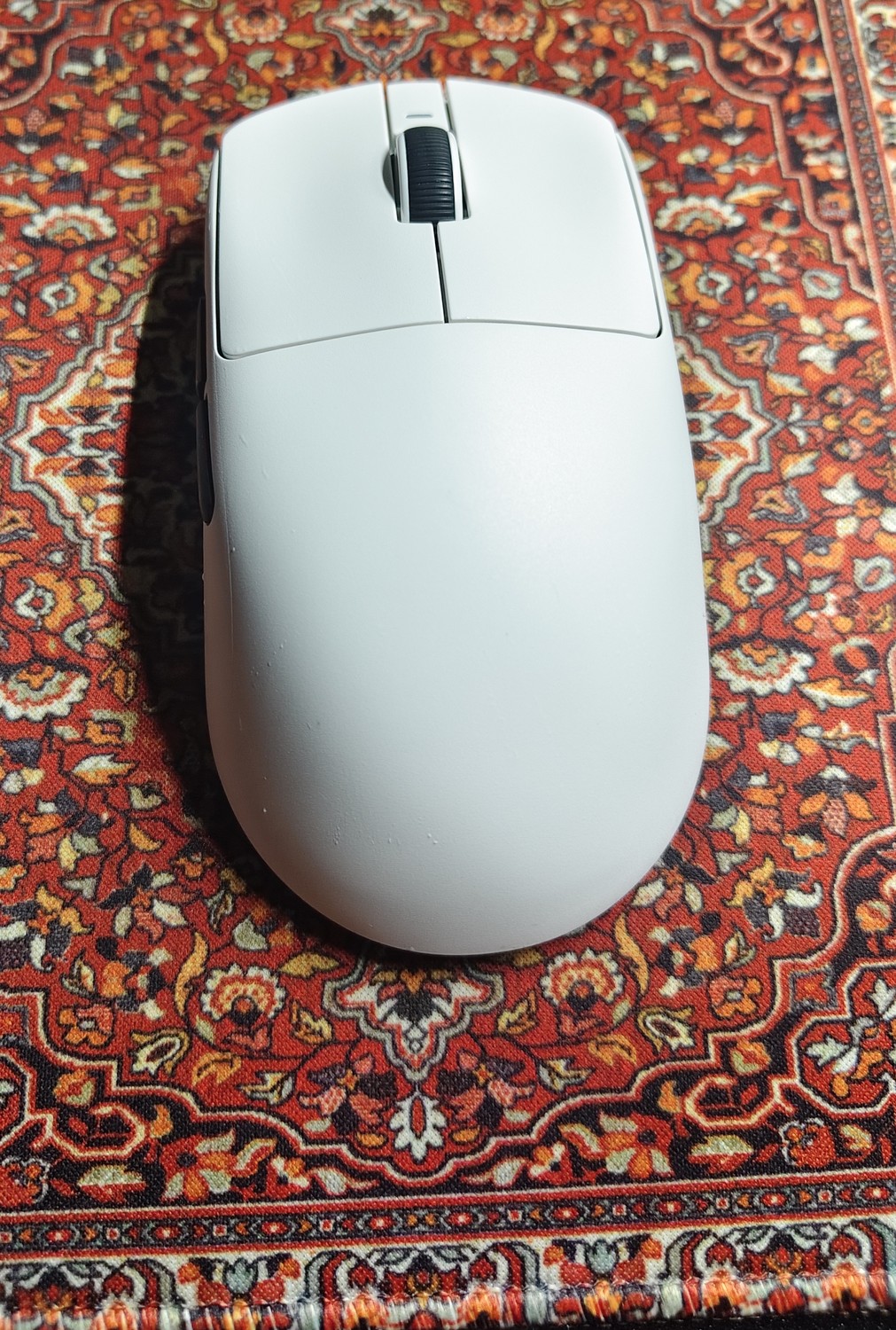 Белая беспроводная мышь VXE R1, вид сверху